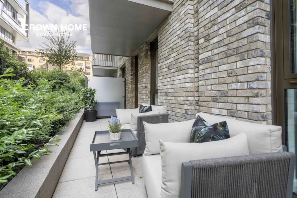 4 Merino Gardens, Studio